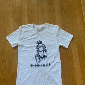 Billie Eilish t-shirt - En vit billie eilish t-shirt 