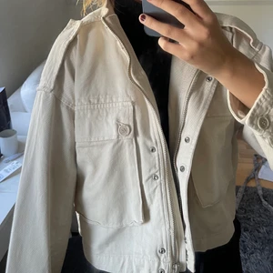 Beige jacka  - Har en liknande så behöver inte längre denna. Endast använd en gång.