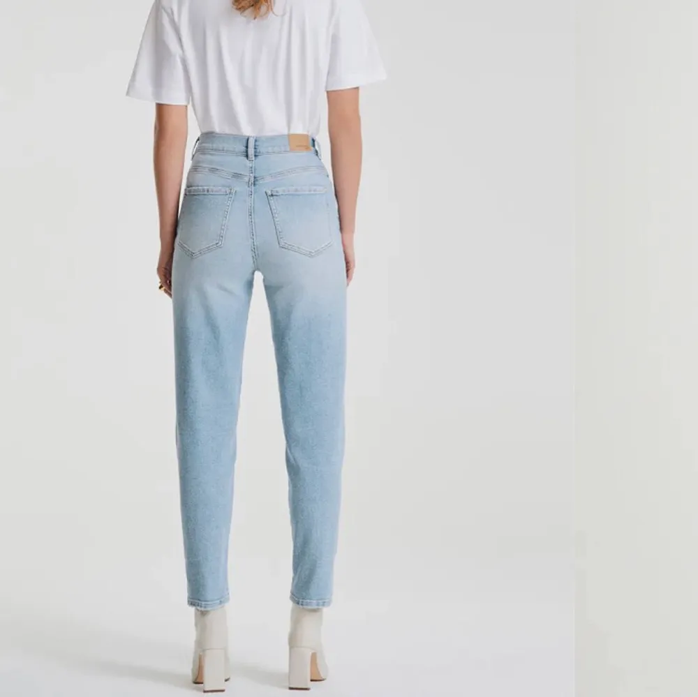 Inprincip oanvända mom jeans (använda två gånger) passar bra i längden för mig som är 164, köpta för 499kr. Jeans & Byxor.