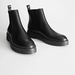 Boots från & Other stories (nyskick)  - Säljer dessa boots (bilder från & Other Stories hemsida), helt oanvända. Supersnygga ni till hösten! Nypris: 1300kr. Säljer för 950kr. 