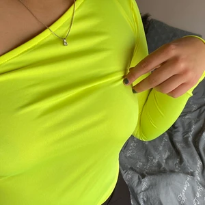 Neongul topp från Nakd  - En slutsåld one sholder body från Nakd i storlek S. Endast använd en gång, så den är i bra skick. Passar bra för fest och andra tillfällen. 70 kr + frakt. Dm för mer bilder och info. 