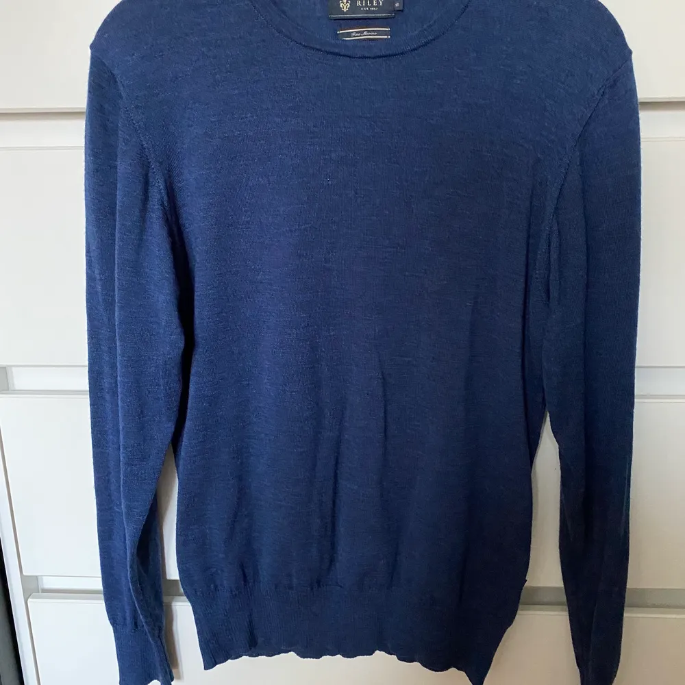 Marinblå tröja från Riley i mycket fint skick. Är endast använd 1 gång. Den finns i Malmö men kan även skickas då köpare står för porto . Tröjor & Koftor.