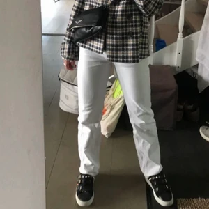 Weekday jeans - Säljer mina vita weekday jeans i modellen Voyage i storlek 27/32. Dom är straight leg och går ner till skorna på mig som är 170. 