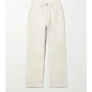 Lägger ut igen pga oseriös köpare. Vita raka jeans från weekday i modellen Rowe. Jag är 160 o de är lite långa. Storlek 24 32L är som xs. 🤍🤍