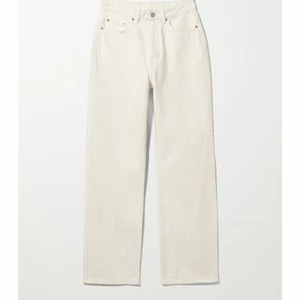 Jeans - Lägger ut igen pga oseriös köpare. Vita raka jeans från weekday i modellen Rowe. Jag är 160 o de är lite långa. Storlek 24 32L är som xs. 🤍🤍