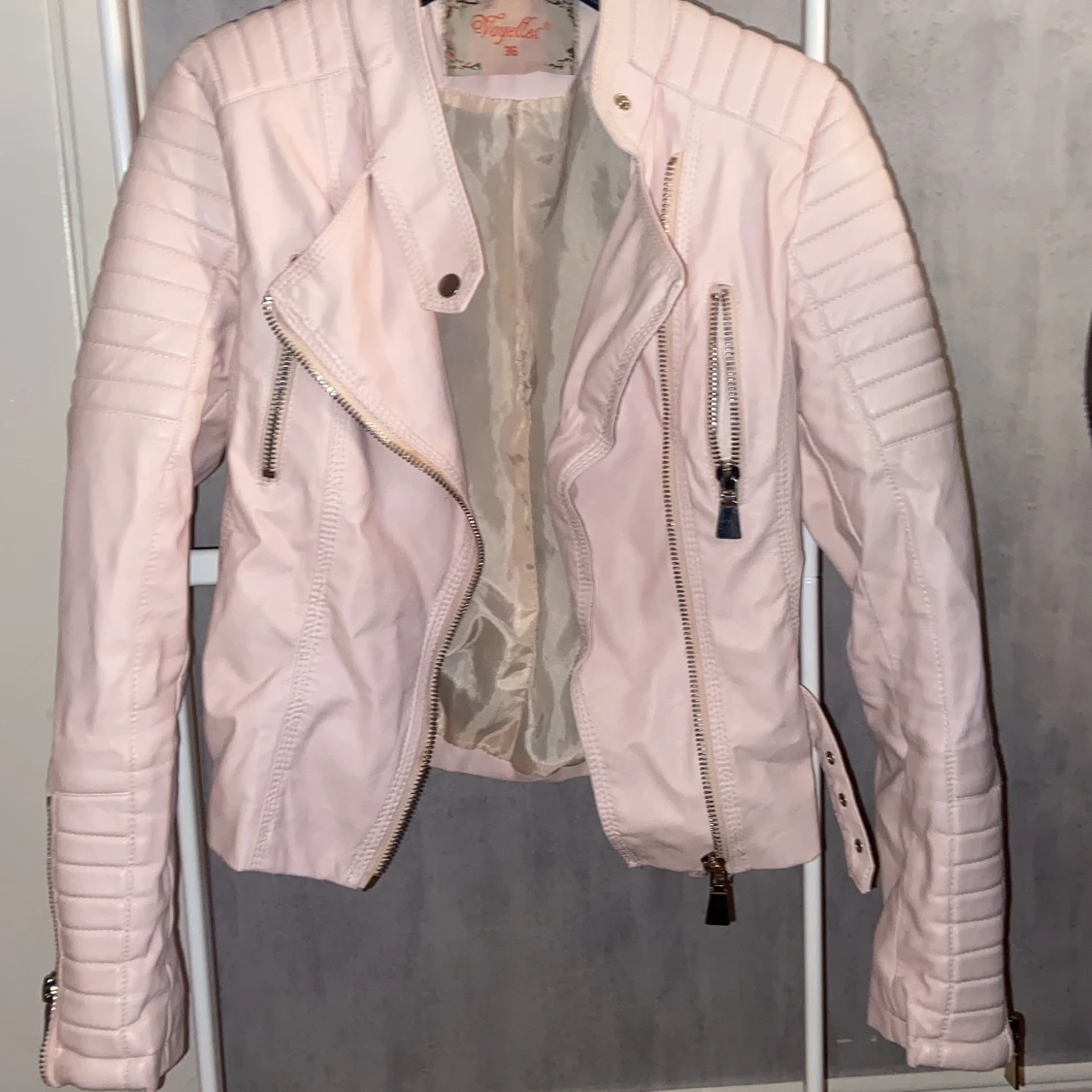 Ljus rosa fake skinnjacka - 90