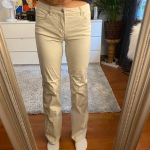 Krämvita byxor  - Ett par fina krämvita byxor ifrån esprit. Byxorna passar mig som är XS/S. Frakten är inräknat i priset 