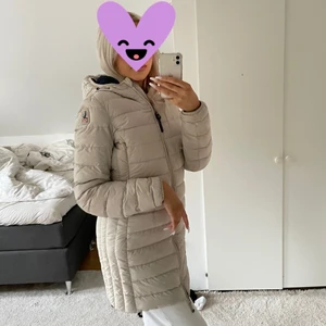 Parajumper irene - Säljer en parajumper i modellen irene och färgen beige. Storlek S. säljer då den ej kommer till användning. Skriv om ni är intresserade så kan jag skicka fler bilder. Fint skick och även nytvättad. den är äkta. Ena fickan går ej att stänga därav priset.