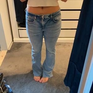 Lågmidjade Zara jeans - Lågmidjade bootcut zara jeans som är supersnygga men kommer inte till användning. Storlek 44 men skulle säga små i storleken!! Verkligen de perfekta lågmidjade Bootcut jeansen 😩. Köpte för superlängesen så går inte att köpa längre!! 