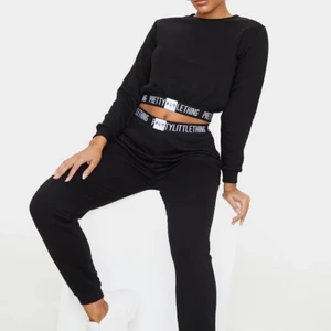 Ett mjukis sett - Svart mjukis sett från PLT, köpt nyligen och aldrig använd. Beställde fel färg, var ute efter den vita men den kom i svart. Sitter dkit bra på.