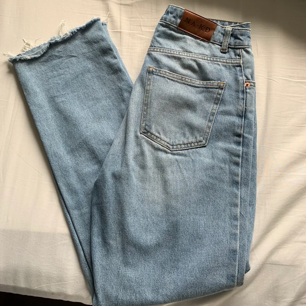 Säljer dessa snygga högmidjade jeans från NA-KD i stl. 36, de är lite baggy i passformen och perfekt längd i benen ( är 165cm lång) och ca. 1 år gamla🌿💕 Budgivning om fler är intresserade, köparen står för frakt☺️. Jeans & Byxor.