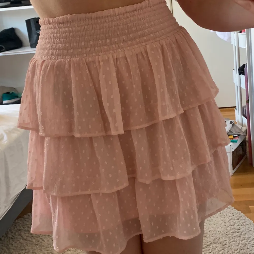Den perfekta kjolen till sommaren. Knappt använd då jag känner att den inte riktigt är min stil 💕💕 frakt tillkommer, skriv för fler bilder. Fläckarna på andra bilden är på spegeln! BUD ÄR BINDANDE. Kjolar.