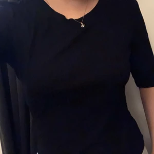 Svart T-Shirt - Ärmen går till armbågarna så den är perfekt för oss som inte älskar att visa hela armarna, passar mig som har S vanligtvis