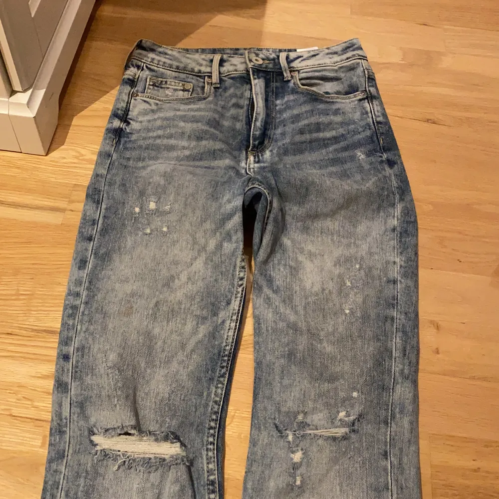 Super snygga slitna Jeans från H&M . High weist använd 2 ggr. Skinny . Tycker de är mera som regular/slim. Jeans & Byxor.