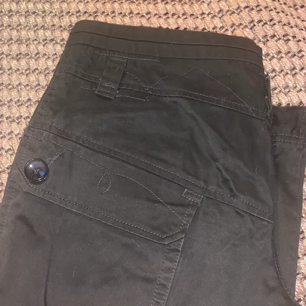 Bruna vida lågmidjade cargo pants med snygga fickor o snygga detaljer❤️ byxorna passar nån som är 165-170❤️❤️. Jeans & Byxor.