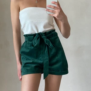 Gröna shorts  - Superfina gröna shorts i ett manchesterliknande tyg🤍