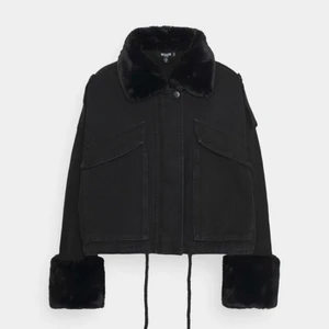 Trendig vårjacka - Snygg och trendig vårjacka från Miss guided petite. Snygg modell som är lite oversized och bredare vilket är as snyggt. Använd Max 5 gånger. (Snörena kommer inte med då de är borttagna) det blir budgivning om flera är intresserade