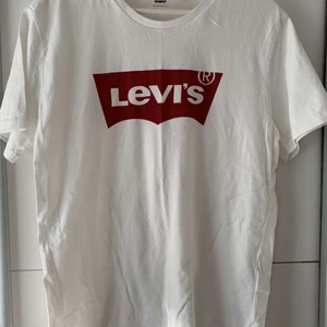 Levi’s  - Levi’s t-shit knappt använd, liten fläck dock knappt märkbar.     75 kr + frakt.