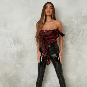 Corset topp - Helt oanvänd! En vinröd/svart corset tog med snöre samt lösa armar. Super snygg korset!!                                                 