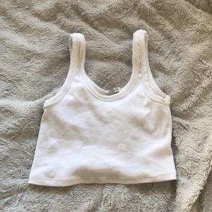 Vit crop top - Vit crop top från zara, använd någon enstaka gång men den är lite genomskinlig pga brösten. Storlek M men känns mer som S