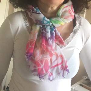 Pastellfärgad tunn sjal/scarf, passar både till att dressa upp och dressa ner!