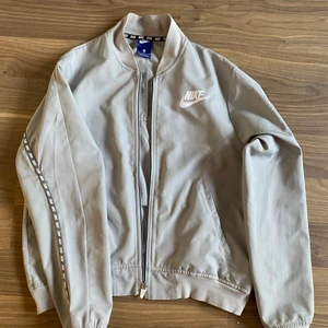 Jacka Nike - Supersnygg grå jacka från Nike som passar perfekt nu till våren och sommaren. Köparen står för fraktkostnaden.
