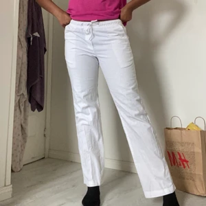 Vita linnebyxor  - Sköna, raka och vita linnebyxor med stören man kan knyta och fickor. Har även fina detaljer. Är ca 181 cm lång❤️. Det är EJ GRATIS FRAKT, kommer att förekomma!! 