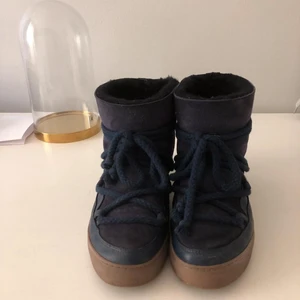 Inuikii skor blå - Nu säljer jag dessa coola vinterskor i storlek 40! Nypris: 2600kr. Skick: Använt💕 Buda🤝