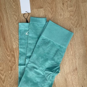 Gymstark tights  - Säljer helt oanvända tights från gymshark! Slutsålda på hemsidan! Nypris: 650kr!
