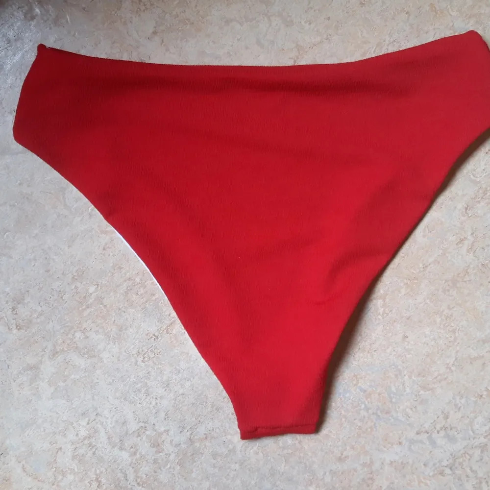 Klarröd bikiniunderdel i storlek M (kanske går som L). Endast testade och säljs pga de är för stora. Ribbat-liknande tyg. Stretch. . Övrigt.