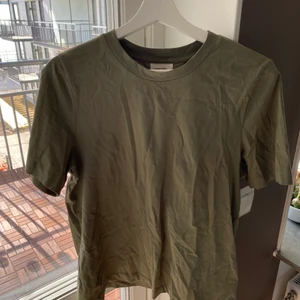 Khakigrön T-shirt tjockt tyg - T-shirt från Gina i lite tjockare tyg. Lösare passform. Använd en gång, så nästan nyskick.