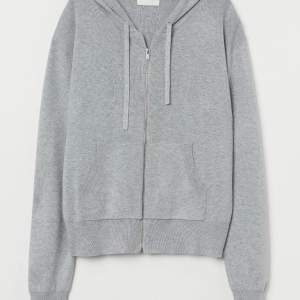 Intressekoll på denna slutsålda  stickade zip hoodie från hm som är i bra skick
