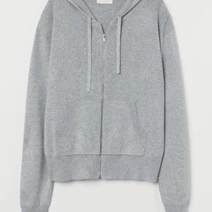 Stickad hoodie  - Intressekoll på denna slutsålda  stickade zip hoodie från hm som är i bra skick