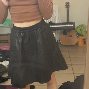 Svart skinnkjol - Fett snygg skinnkjol!! äkta skinn men den är köpt second hand!! riktigt bra kvalité + praktisk med fickor!!! 