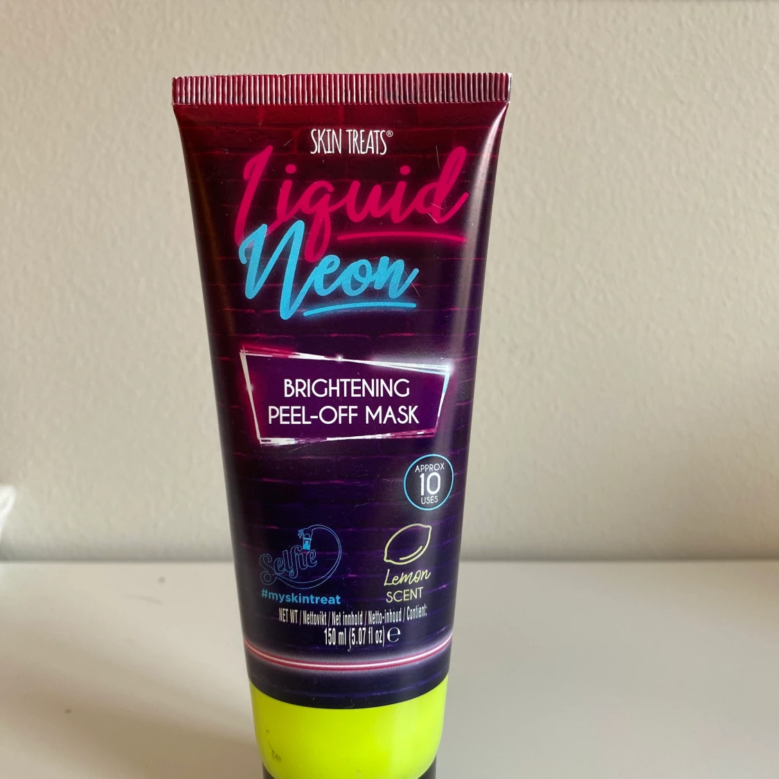 Tre olika hudvårds produkter - 90