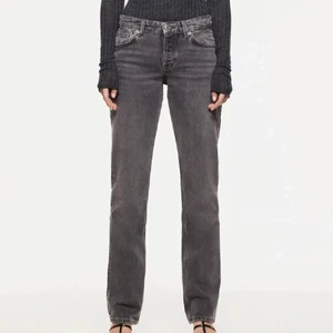 Lågmidjade zara jeans  - Dessa populära lågmidjade jeans från zara som är helt slutsålda. Raka ben och långa i benen på mig som är 170. Väldigt sparsamt använda!