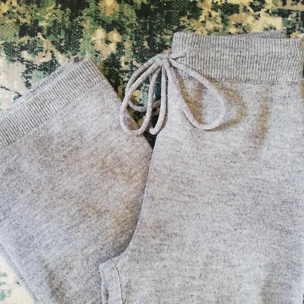 Stickade gråa, sköna byxor från märket Asos Design med dragsko i midjan. . Jeans & Byxor.