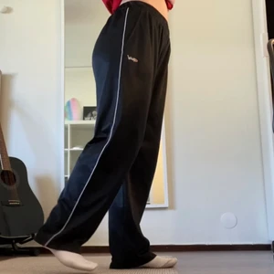 SVARTA OVERSIZED BYXOR - Riktigt snygga svarta oversized byxor som tyvärr inte används längre. De är i storlek XXL, men passar på de allra flesta då dem har snören på insidan av midjan som går att spänna så att dem passar midjan perfekt. Går att använda både som lågmidjade och högmidjat. Jag brukar t.ex ha storlek 28 i jeans och är 1.62 