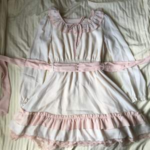 så söt beige och rosa klänning med spets och volang-detaljer <3 (något mer varm och beige färg irl) köpt i en grupp på FB men tyvärr för liten för mig som är M-L. första ägaren har köpt den på en japansk sida/märke!