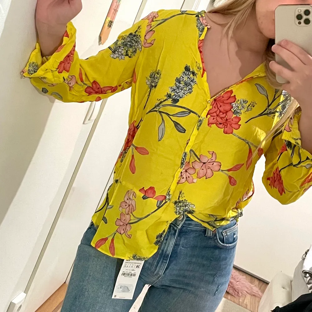 Zara skjorta i storlek S. Skjortan är fint gul färg och är i superbra skick! Kontakta mig för flera bilder! 💞😊✌🏻. Skjortor.