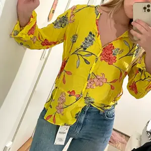 Zara skjorta i storlek S. Skjortan är fint gul färg och är i superbra skick! Kontakta mig för flera bilder! 💞😊✌🏻