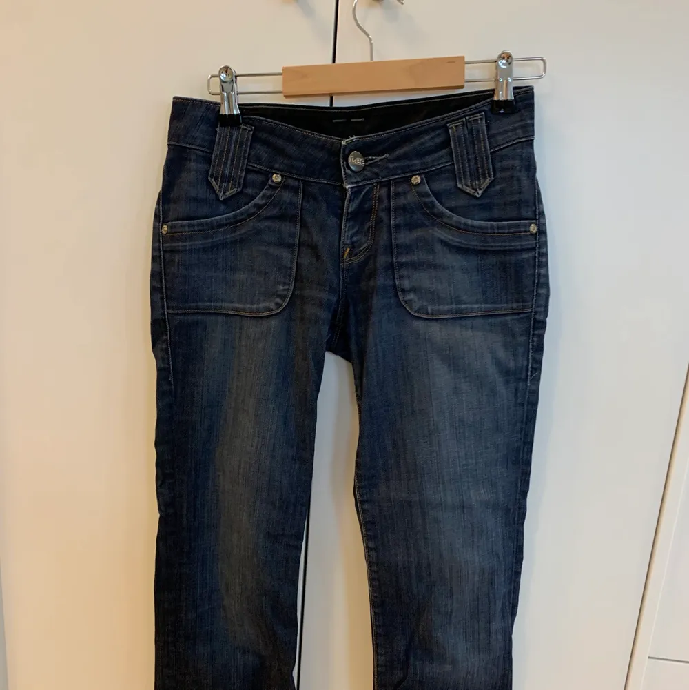 Säljer dessa vintage LEE jeans som är low waisted och i en straight modell, storlek W27 L31, jag är en S men har större lår därför är de lite för tajta. De passar alltså för XS/S Jeansen är i ett väldigt fint skick. Köparen står för frakt (66 kr spårbart). Skriv för fler frågor! 💖💕. Jeans & Byxor.