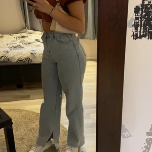 Vida Jeans med slit - Vida Jeans med slit. Ljusblåa. Storlek S skulle säga dem är mellan storlekarna 36-38 och jag är vanligtvis en 36. Säljer pågrund av många liknande Jeans. Frakten står du för💗💗 