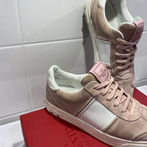 Valentino sneakers - Säljer mina fina valentino flycrew! Så fina och perfekta till sommaren. I den ljusrosa färgen. Det är i Strl 37.5 men passar 37/38. Det är tre nitar därbak som fallit bort men i övrigt ett väldigt fint skick. Extra skosnören medföljs och låda. 1300kr!❤️🥰