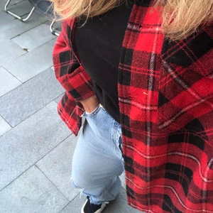 Rutig jacka - Säljer denna super coola rutiga jacka pga att den inte längre kommer till någon användning. Den är mycket sparsamt använd och därför i ett väldigt fint skick! Perfekt nu till våren☺️☺️ Köparen står för frakten💞 Pris kan diskuteras❣️