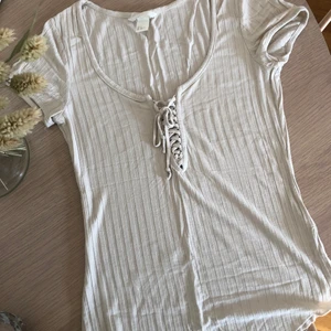 Beige topp, H&M stl S - Fint skick, beige kortärmad topp från H&M stl S