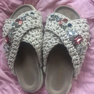 Iniukii sandaler - Säljer mina iniukii sandaler som jag säljer pga lite för små. Storlek 39. Köpta för 2000 kr.