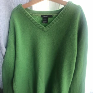 Filippa k tröja  - Stickad Filippa k tröja i äkta ull. Stl s. Hade ett litet hål som jag sytt för (se sista bilden) 200 + frakt!!❤️om någon är intresserad kan vi ev komma fram till ett annat pris beroende på snabb affär osv. 