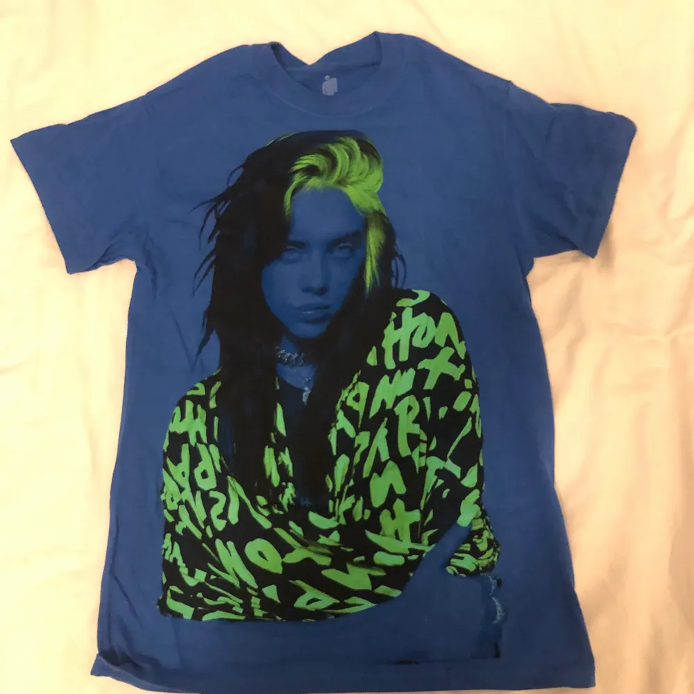 Billie eilish blue photo tee, köpt online💙 endast testad en gång men💙 fri frakt. T-shirts.