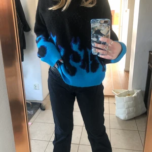 Blå tröja med flammor - Lägger ut igen på grund av att köparen slutade svara! Storlek M sitter snyggt på mig som är xs/s💓 frakten ingår inte!💓
